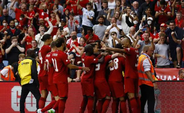 Liverpool players celebrate Darwin Núñez's goal. 