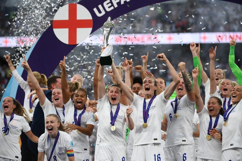 La selección inglesa levanta el título de campeón de la Eurocopa femenina.