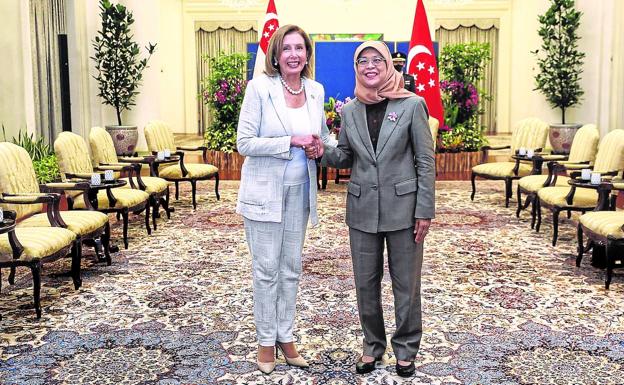 La presidenta de la Cámara de Representantes de EE UU, Nancy Pelosi, este lunes en Singapur con la presidenta, Halimah Yacob/efe