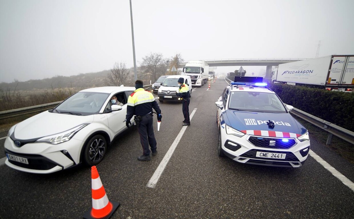 Mossos d'Esquadra dirigiendo el tráfico en Lérida después de un accidente/ABC