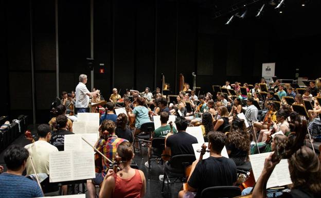 Víctor Pablo Pérez directs one of the rehearsals with both formations. 
