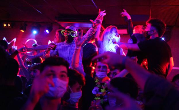 An image of a group of customers having fun on the dance floor of a Bilbao nightclub.