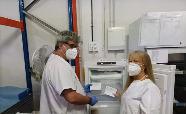 Two professionals from the Canary Islands Health Service show the monkeypox vaccines that will begin to be inoculated from today. 