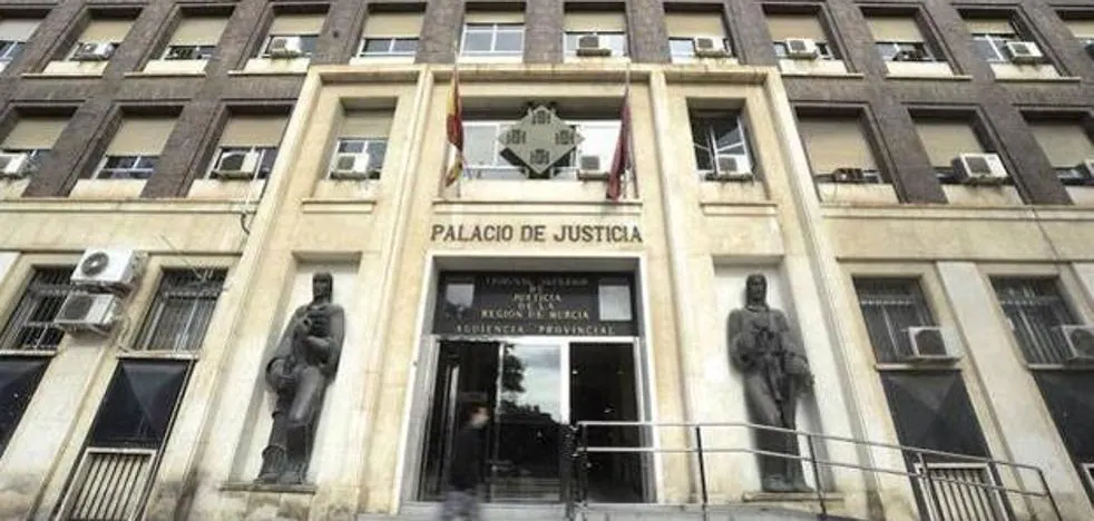 He rapes a woman in Murcia and threatens her, but he will not go to jail