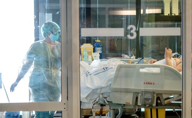 Imagen de archivo de sanitarios atendiendo a pacientes covid en la UCI del complejo hospitalario Insular Materno Infantil de Gran Canaria. / EFE