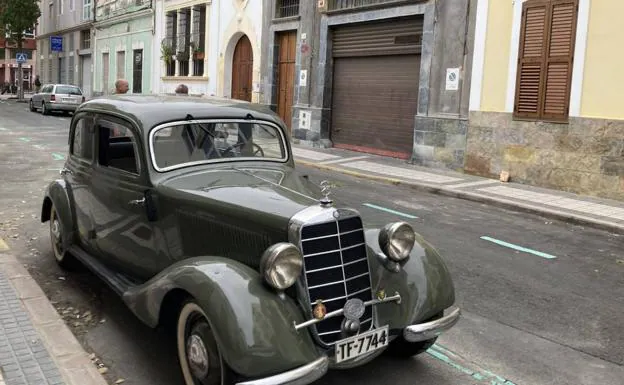 One of the vehicles participating in the filming, on Matías Padrón street in the capital of Gran Canaria. 