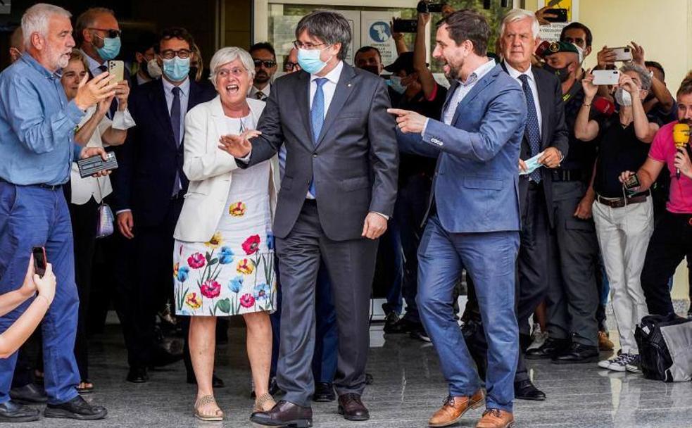 Clara Ponsati, Carles Puigdemont y Toni Comin, abandonan los juzgados de Sassari (Cerdeña) en octubre del año pasado./ AFP