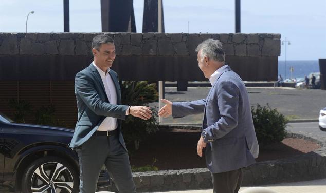 La reunión y posterior comparecencia de Sánchez y Torres en Lanzarote, en imágenes