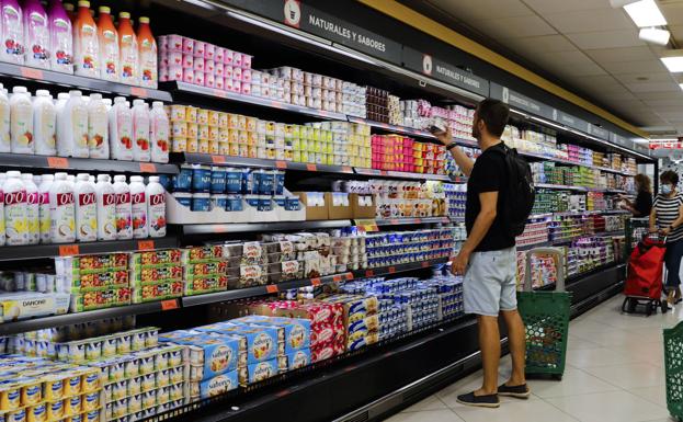 Un joven hace la compra en un supermercado de Madrid. /efe