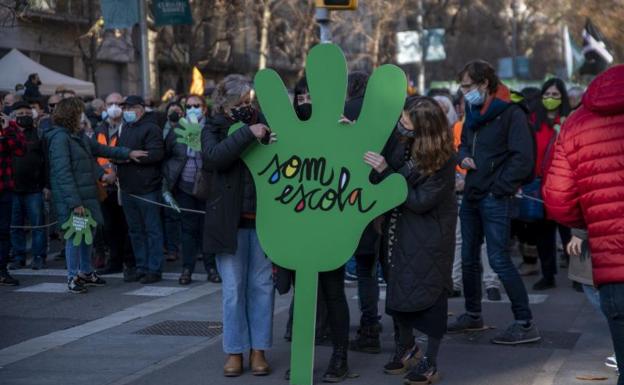 Varias personas acuden a la manifestación contra el fallo del 25% de castellano, el 18 de diciembre de 2021 
