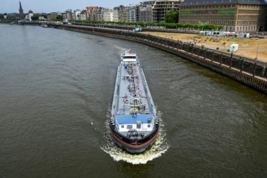 Una embarcación navega por el Rin en Düsseldorf, Alemania. 