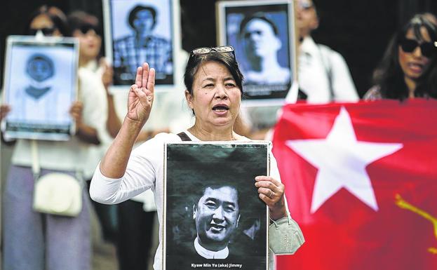 Varios manifestantes protestan en Berlín con fotos de cuatro activistas ejecutados por el Gobierno de Myanmar.