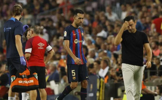 Xavi, con gesto de preocupación tras la expulsión de Busquets ante el Rayo. /Albert Gea (Reuters)