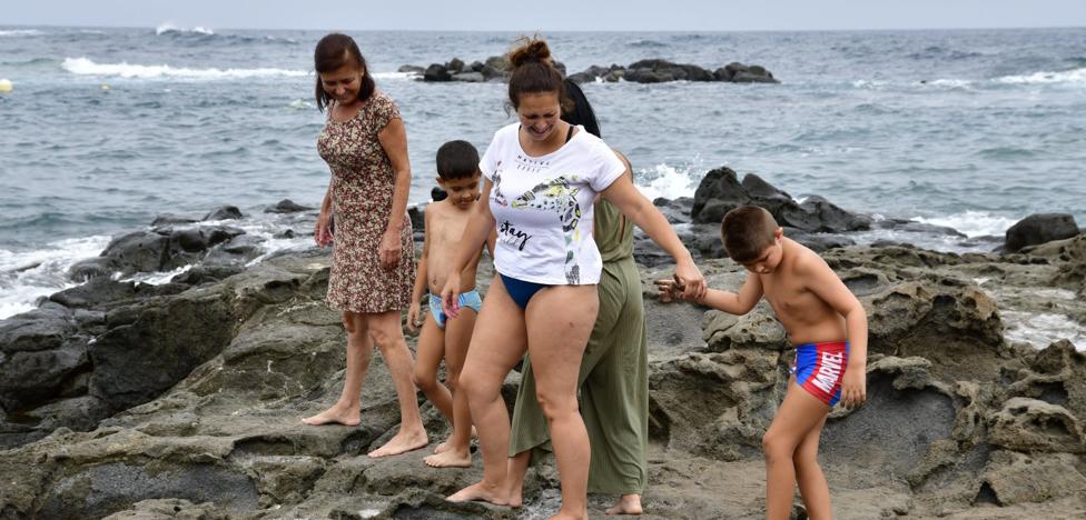 Canarians without money to go on vacation: "The beach remains"