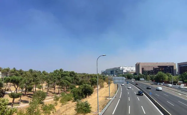 The smoke from the fire unleashed in Portugal covers the sky of Madrid, in the image the exit of the city by the A-2.