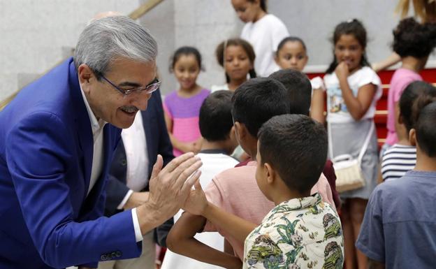 Román Rodrígues receives the Saharawi children from the 'Holidays in Peace' program. 