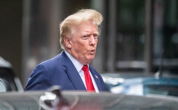 Donald Trump sale de la Trump Tower dos días después de que el FBI registrar su mansión en Mar-a-Lago, Florida. /Reuters