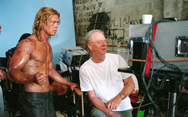 El director alemán Wolfgang Petersen, junto a Brad Pitt en el rodaje de 'Troya'.