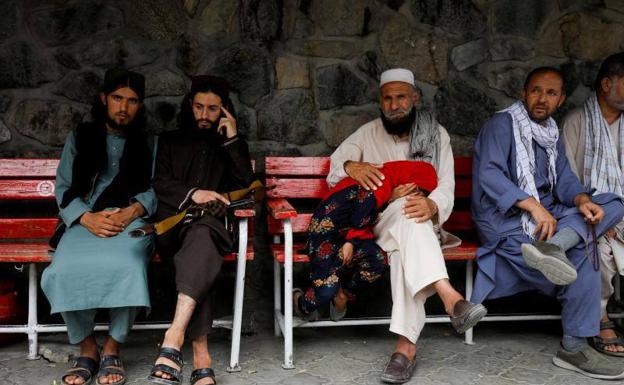 Familiares de las víctimas aguardan a la salida de un hospital en Kabul
