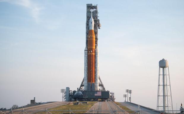Artemisa 1, en la plataforma de despegue 39B del Centro espacial Kennedy. 