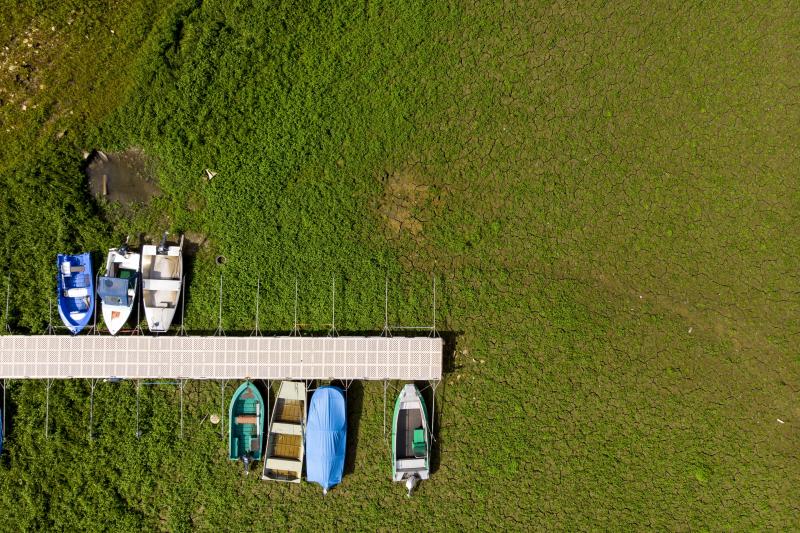 Embarcaciones varadas en el fondo del lago de Brenets, en la frontera natural entre Francia y Suiza, absolutamente seco por la ausencia de lluvias. La "sequía histórica" en el país vecino obliga ya a restringir el agua en 93 departamentos y 62 se encuentran en situación "crítica"
