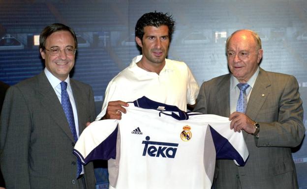 Luis Figo, durante su presentación como jugador del Real Madrid en el año 2000./EFE