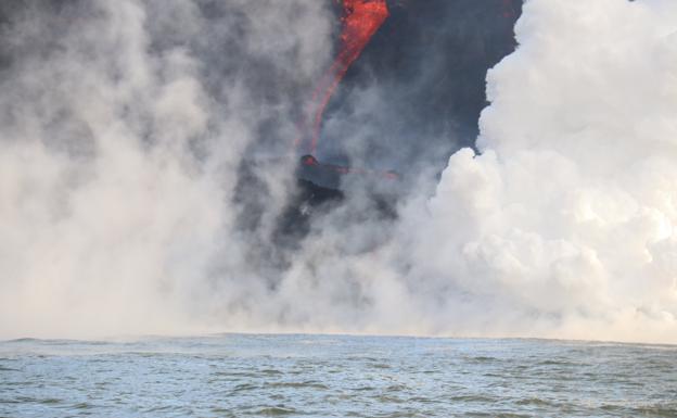 Para realizar esta investigación, el equipo científico de Quima realizó 13 incursiones en barco al borde del delta lávico durante la erupción. / QUIMA