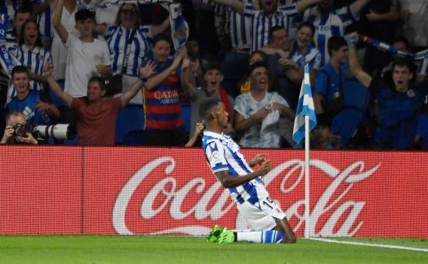 Isak (d) celebra su gol al Barça./Ander GILLENEA / AFP