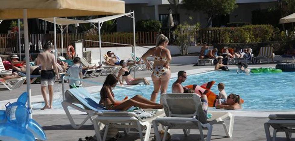 Canary Islands in July: 8.2 million overnight stays, 6.6% less than in 2019