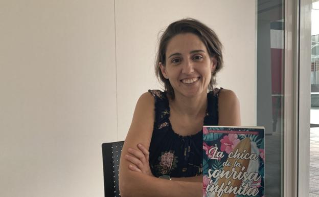 The writer from Gran Canaria Beatriz Saiz poses with a copy of 'The girl with the infinite smile'. 
