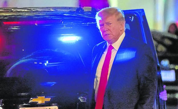 El expresidente llega a la torre Trump un día después del allanamiento por parte del FBI de su residencia en Florida
