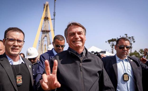 El presidente brasileño, Jair Bolsonaro, este miércoles durante una visita a unas obras como parte de la campaña electoral/Nathalia Aguilar / efe