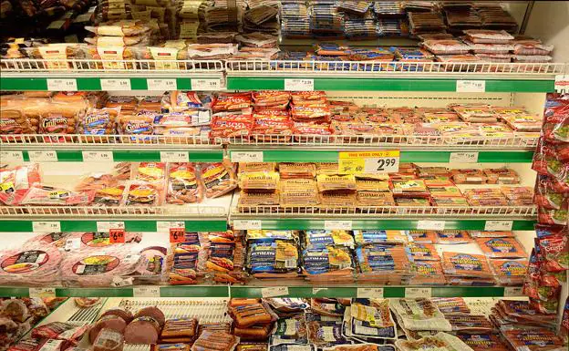 Exhibitor of ultra-processed products of meat origin in a supermarket. 