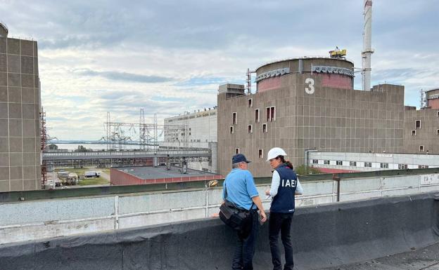 Expertos del OIEA inspeccionan la central nuclear de Zaporiyia. /EFE