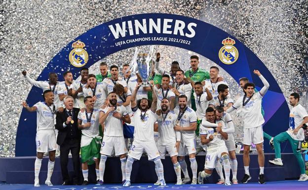 Los jugadores del Real Madrid celebran la Champions conquistada ante el Liverpool en París. 
