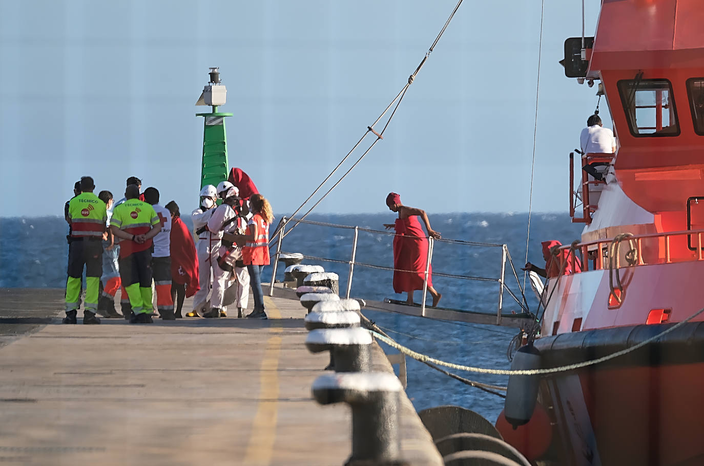 Trasladan a Puerto del Rosario en Fuerteventura a 44 inmigrantes rescatados de una patera.