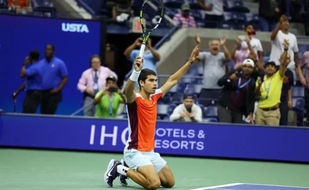 Alcaraz celebrates a point in the match against Cilic.