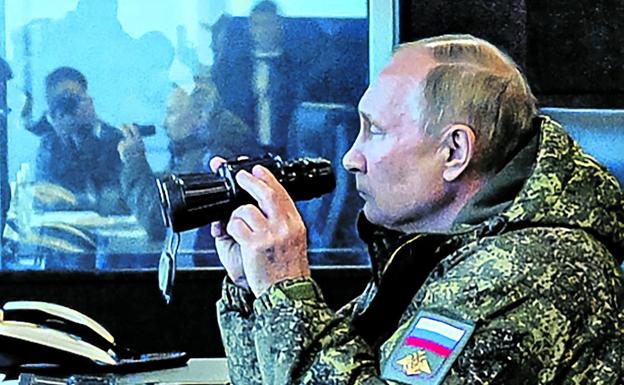 Vladímir Putin, con ropa de camuflaje, observa los ensayos militares Vostok-2022./efe