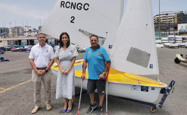 Alejandro Martín, Vice Commodore of the RCNGC;  Olga del Pino, head of Social Action at CaixaBank;  and Daniel Llaca, RCNGC Hansa 303 class sailor, during the presentation of this collaboration.