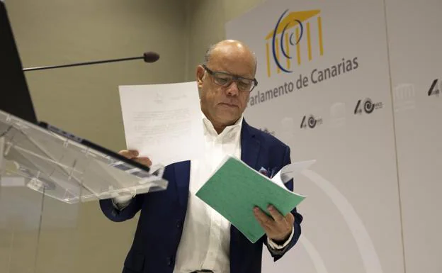 El portavoz parlamentario de Coalición Canaria, José Miguel Barragán, durante la rueda de prensa ayer. / EFE