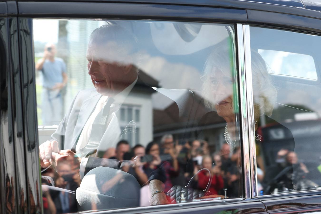 Una limusina que lleva al rey Carlos y la reina Camila sale del aeropuerto de Londres.