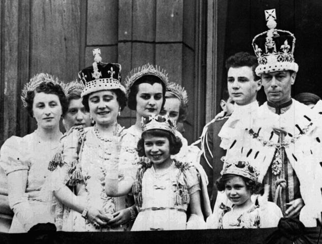 Miembros de la Familia Real británica, tras la coronación del rey Jorge VI, el 12 de mayo de 1937. A la izquierda, con corona, se encuentra la princesa Isabel, posteriormente reina Isabel II.