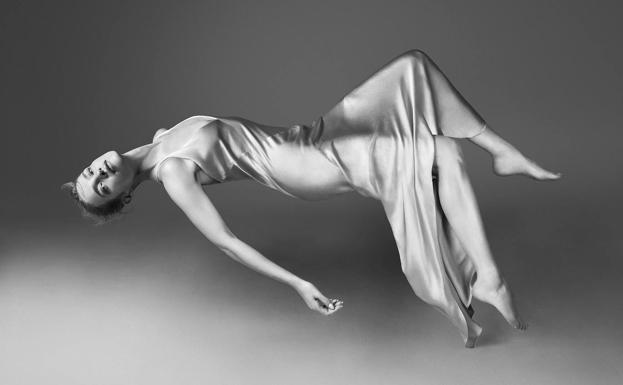 La modelo Natalia Vodiánova con el vestido lencero inspirado en el de novia de Carolyn Bessette Kennedy. /Craig McDean