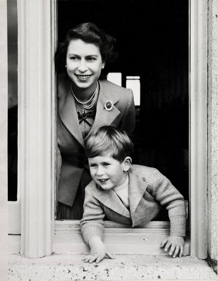 1952. Junto a su madre Isabel II.