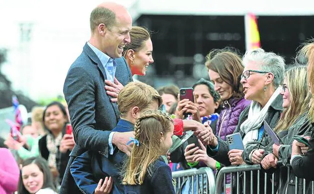 Guillermo de Cambridge, Catalina y dos de sus hijos bromean con un grupo de ciudadanos durante los actos celebrados en junio con motivo del Jubileo de la reina. 
