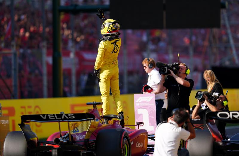Charles Leclerc celebra la pole conseguida en Monza subido a su monoplaza.
