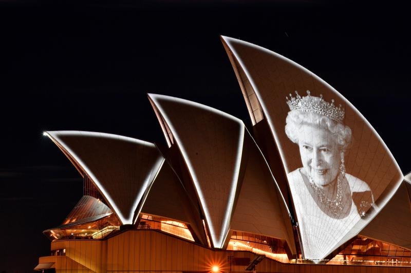 La imagen de Isabel II se refleja en el icónico edificio de la Ópera de Sidney/efe