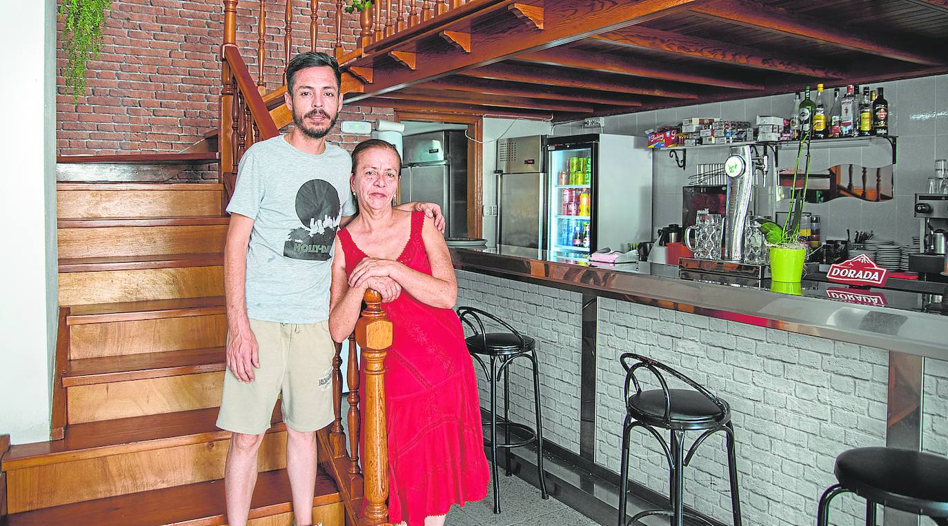 María del Carmen Cardona, propietaria del bar de Todoque Las Tejas, que ha reabierto en Los Llanos. Junto a ella, su hijo Jorge. 