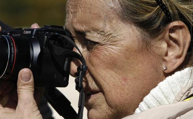 Queca Campillo, fotógrafa y amiga del rey Juan Carlos, dispara una instantánea/m-h-