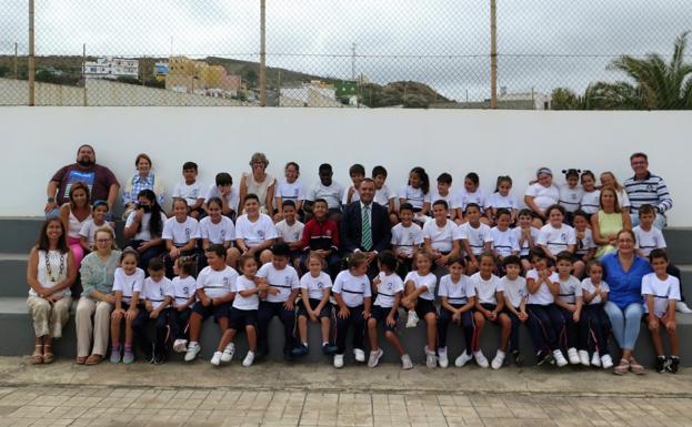 El alcalde Pedro Rodríguez, con un grupo de alumnos. 